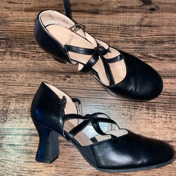 (SOLD)Laduca 2.5” Elizabeth Character Shoe w/Dust Bag - Picture 3 of 10